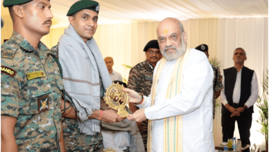 केंद्रीय गृह मंत्री अमित शाह डीआरजी और कोबरा जवानों को सम्मानित करते हुए