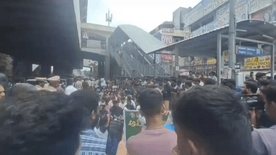 हैदराबाद मेट्रो स्टेशन पर जॉब कैलेंडर की मांग करते बेरोज़गार युवा