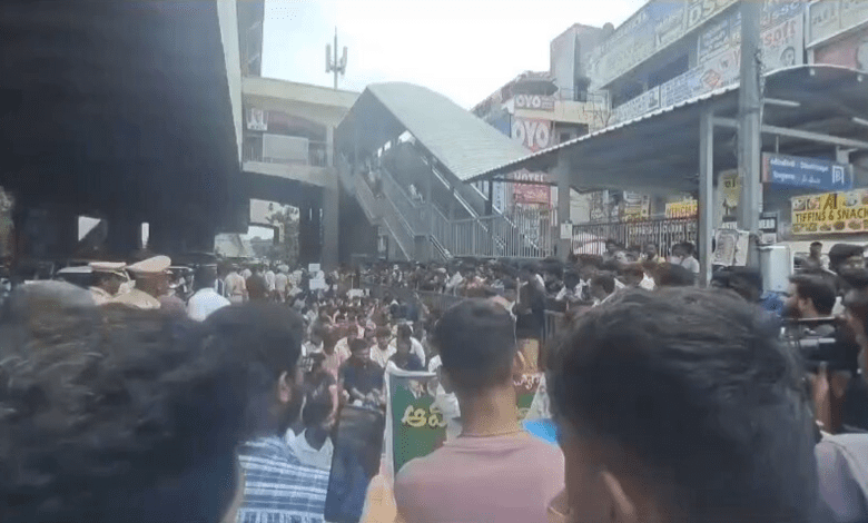 हैदराबाद मेट्रो स्टेशन पर जॉब कैलेंडर की मांग करते बेरोज़गार युवा