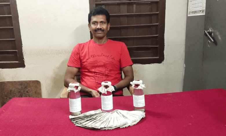 एसीबी अधिकारियों द्वारा कृषि अधिकारी को गिरफ्तार करते हुए