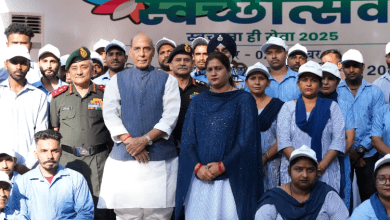 राजनाथ सिंह सेना कैंटीन में विशेष स्वच्छता अभियान में भाग लेते हुए