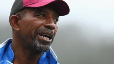 बांग्लादेश क्रिकेट टीम के मुख्य कोच फिल सिमन्स मैच के बाद प्रेस कॉन्फ्रेंस करते हुए