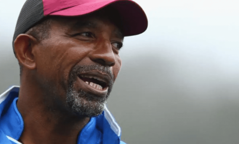 बांग्लादेश क्रिकेट टीम के मुख्य कोच फिल सिमन्स मैच के बाद प्रेस कॉन्फ्रेंस करते हुए