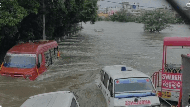 हैदराबाद में भारी बारिश के बाद राहत शिविरों में पहुँचे लोग