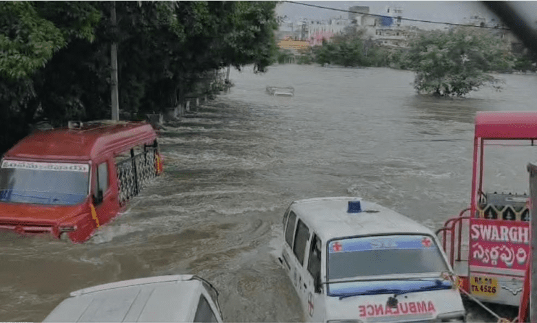 हैदराबाद में भारी बारिश के बाद राहत शिविरों में पहुँचे लोग
