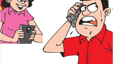 लड़का फोन पर गर्लफ्रेंड से मज़ाकिया बातचीत करता हुआ