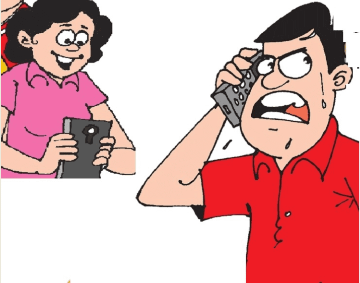 लड़का फोन पर गर्लफ्रेंड से मज़ाकिया बातचीत करता हुआ