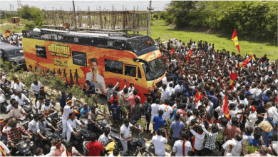 तमिलनाडु में विजय रैली करते हुए डीएमके और बीजेपी पर निशाना साधते हुए