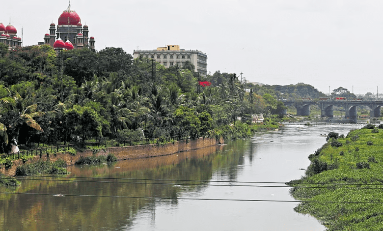 मूसी नदी में बाढ़ से 1,500 से अधिक परिवारों को किया गया शिफ्ट