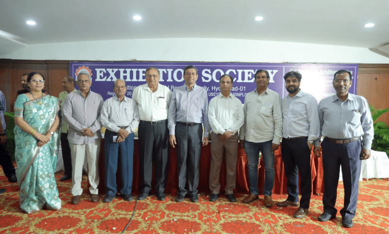 अखिल भारतीय प्रदर्शनी समिति के चुनाव संपन्न होने का दृश्य