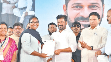 मुख्यमंत्री रेवंत रेड्डी एटीसी उद्घाटन समारोह में छात्रों के साथ