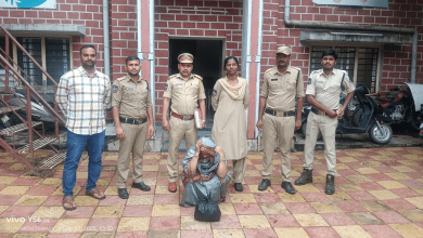 धूलपेट में गांजे के साथ पकड़े गए आरोपी को पेश करती पुलिस