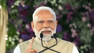 प्रधानमंत्री नरेंद्र मोदी जनसभा को संबोधित करते हुए