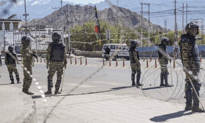लेह में कर्फ्यू ढील—दुकानें खुलेंगी, प्रशासन ने शांति की अपील की