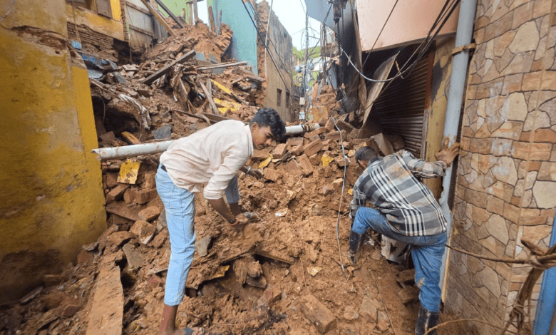 जम्मू में भारी बारिश से ढहे मकान से तीन लोग सुरक्षित निकाले गए