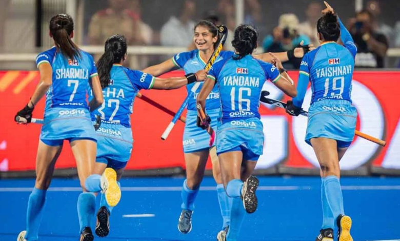 एशिया कप में भारतीय महिला हॉकी टीम थाईलैंड के खिलाफ पहला मैच खेलती हुई।