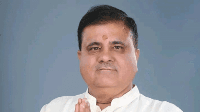 महेंद्र भट्ट चुनाव और मंत्रिमंडल विस्तार पर मीडिया से बातचीत करते हुए