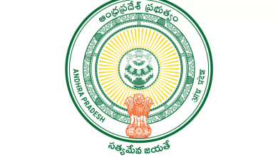 बतुकम्मा उत्सव के लिए साड़ी प्राप्त करती महिला स्वयं सहायता समूह सदस्य