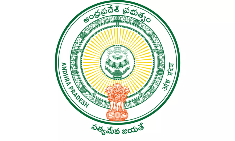 बतुकम्मा उत्सव के लिए साड़ी प्राप्त करती महिला स्वयं सहायता समूह सदस्य