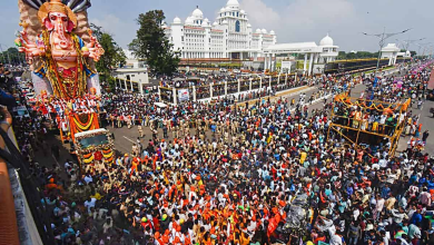 हैदराबाद में गणेश प्रतिमा का विसर्जन करते श्रद्धालु