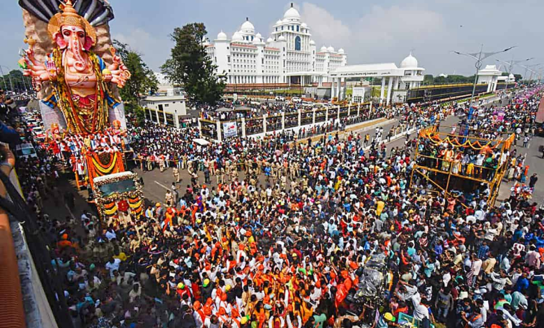 हैदराबाद में गणेश प्रतिमा का विसर्जन करते श्रद्धालु