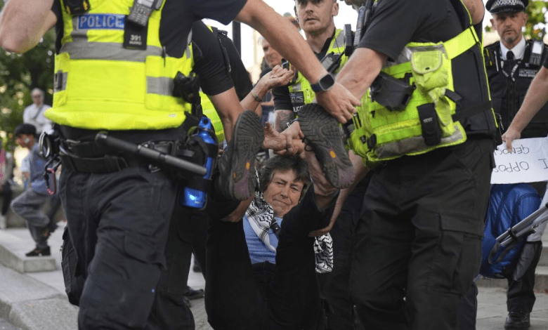 ब्रिटिश संसद के बाहर प्रदर्शन कर रहे लोग और पुलिस कार्रवाई