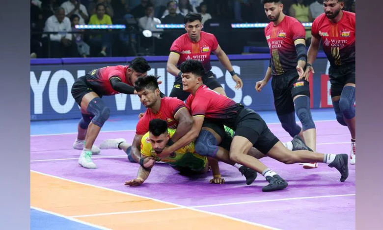 बेंगलुरु बुल्स बनाम पटना पाइरेट्स पीकेएल 12 मुकाबले का एक्शन सीन