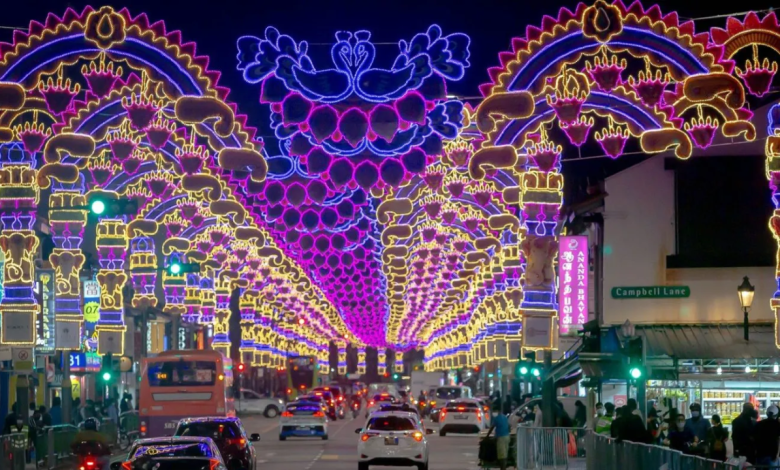 सिंगापुर में दीपावली उत्सव में मणिपुर की सांस्कृतिक टीम प्रदर्शन करती हुई