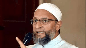 एआईएमआईएम नेता प्रेस कॉन्फ्रेंस में सुदर्शन रेड्डी के समर्थन की घोषणा करते हुए