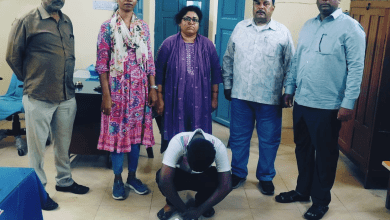 नामपल्ली और उप्पल में गांजा जब्ती की कार्रवाई करते पुलिसकर्मी