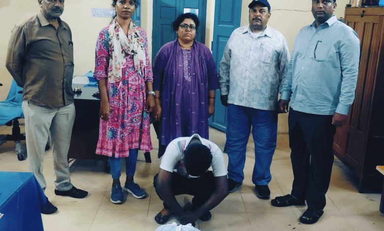 नामपल्ली और उप्पल में गांजा जब्ती की कार्रवाई करते पुलिसकर्मी