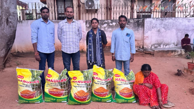 कच्ची शराब बनाने में इस्तेमाल गुड़ जब्त कर पुलिस द्वारा महिला को गिरफ्तार करते हुए