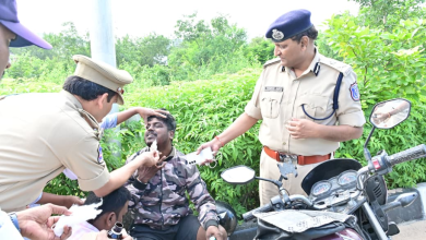 राचकोंडा पुलिस आयुक्त दुर्घटना में घायल दंपत्ति का उपचार करते हुए