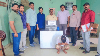 पुलिस द्वारा 23.98 ग्राम कोकीन के साथ गिरफ्तार आरोपी की तस्वीर