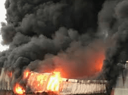 काटेदान में प्लास्टिक गोदाम में लगी आग की तस्वीर