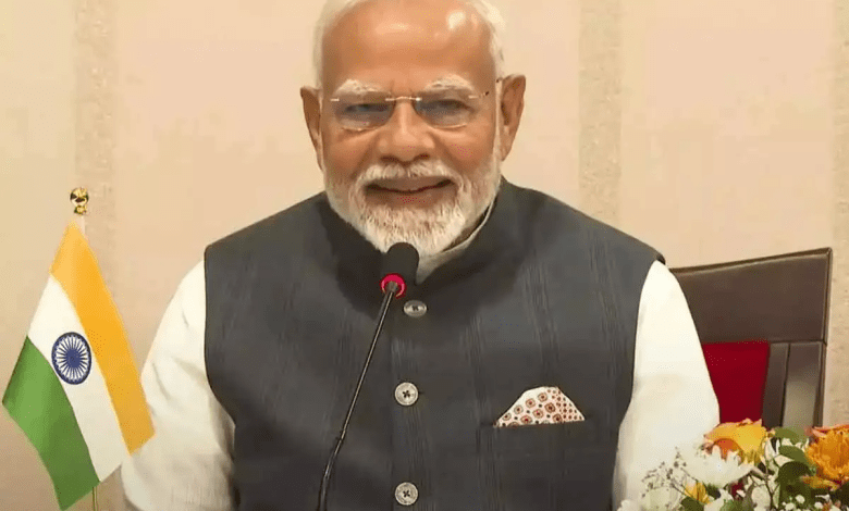 कोलकाता में सशस्त्र बलों के सम्मेलन में भाग लेने वाले अधिकारी