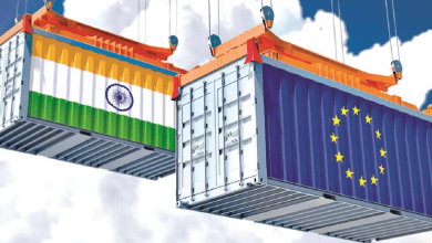 भारत और यूरोपीय संघ के प्रतिनिधि एफटीए वार्ता के लिए बैठक करते हुए