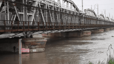 यमुना में जलस्तर घटा, पुराना रेलवे पुल यातायात के लिए खुला