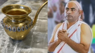 जैन धार्मिक समारोह में चोरी हुए कलश की जांच करते पुलिस अधिकारी