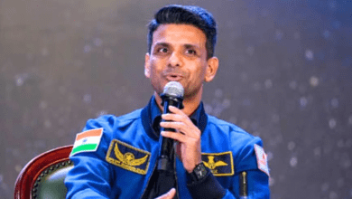 अंतरिक्ष यात्री शुभांशु शुक्ला छात्र-छात्राओं से संवाद करते हुए