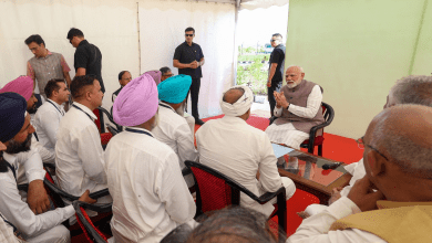 बाढ़ प्रभावित पंजाब में राहत कार्य करते स्वयंसेवक