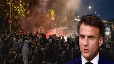 फ्रांस की सड़कों पर सरकार विरोधी प्रदर्शन करते लोग