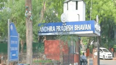 आंध्र भवन में आपातकालीन प्रकोष्ठ स्थापित कर मदद योजना तैयार करते अधिकारी