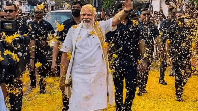 काशी में प्रधानमंत्री मोदी का पुष्पवर्षा के साथ स्वागत