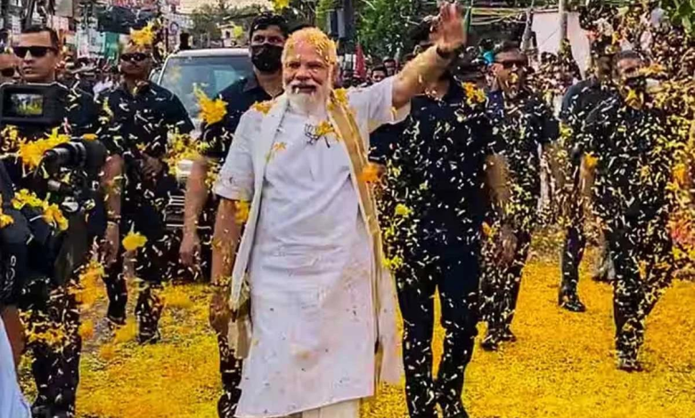 काशी में प्रधानमंत्री मोदी का पुष्पवर्षा के साथ स्वागत