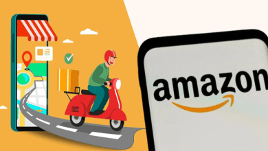 अमेजन की 10 मिनट डिलीवरी सेवा से सामान पहुंचाते कर्मचारी