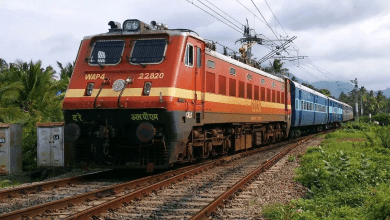 रेलवे में सफाई कर्मचारी यात्रियों से संवाद करते हुए