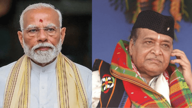 प्रधानमंत्री मोदी भुपेन हज़ारिका जन्म शताब्दी समारोह में मंच पर भाषण देते हुए।