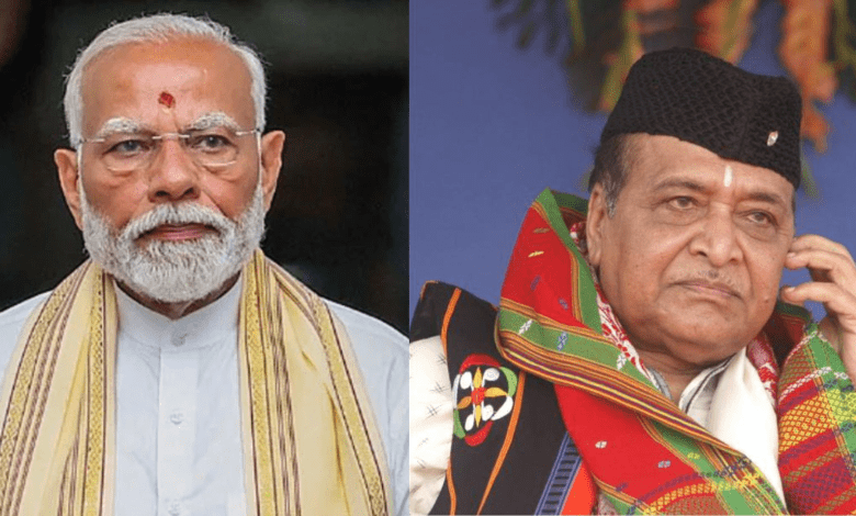 प्रधानमंत्री मोदी भुपेन हज़ारिका जन्म शताब्दी समारोह में मंच पर भाषण देते हुए।