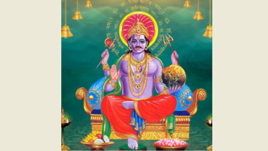 शनि देव की मूर्ति और भक्तों की पूजा करते हुए छवि